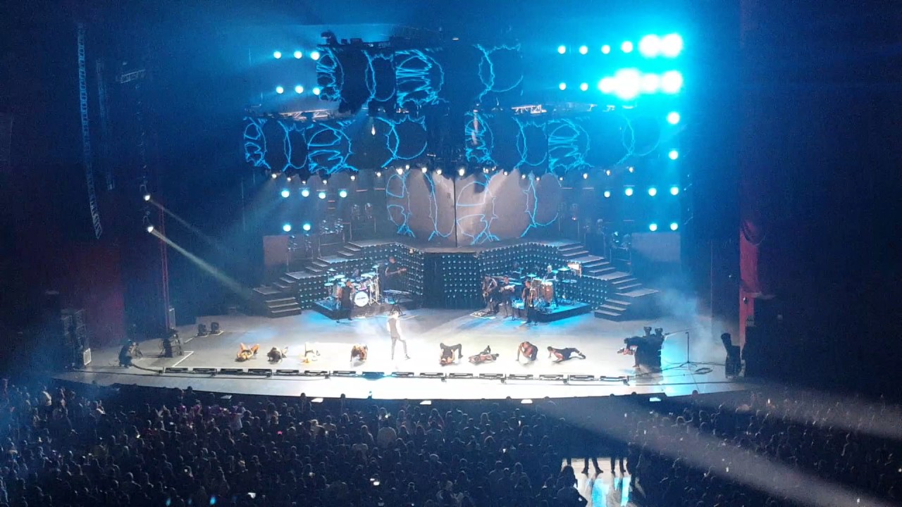 Ricky Martin Drop it on me