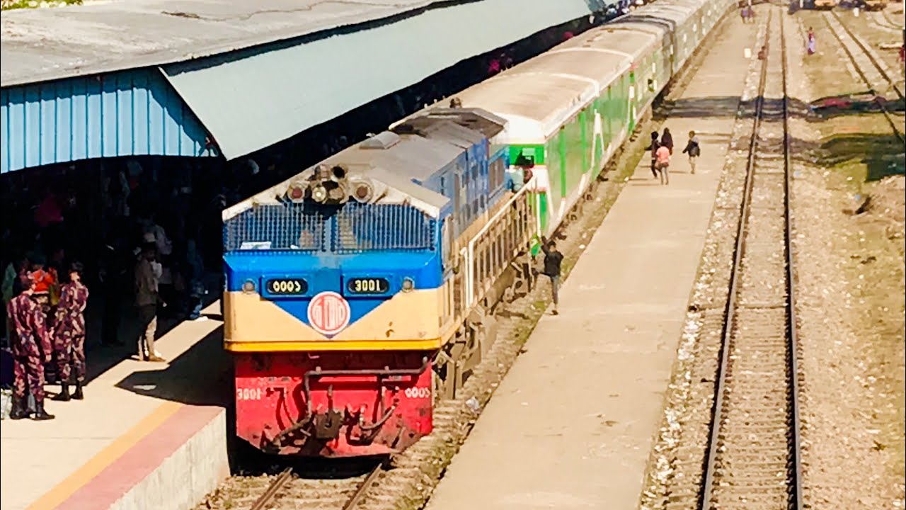 ৩০০১-৭২০ পাহাড়িকা এক্সপ্রেস ট্রেন শ্রীমঙ্গল রেলওয়ে স্টেশন প্রবেশ আগ মুহূর্ত।  প্রথম বার ৩০০১ -৭২০