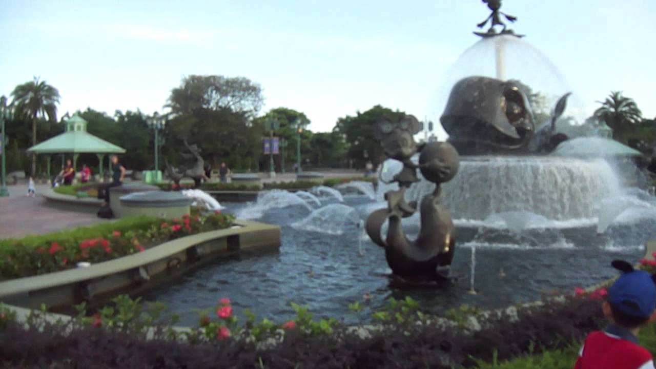 由港鐵 MTR 迪士尼站步行前往香港迪士尼樂園售票處入口(途經迪欣湖)