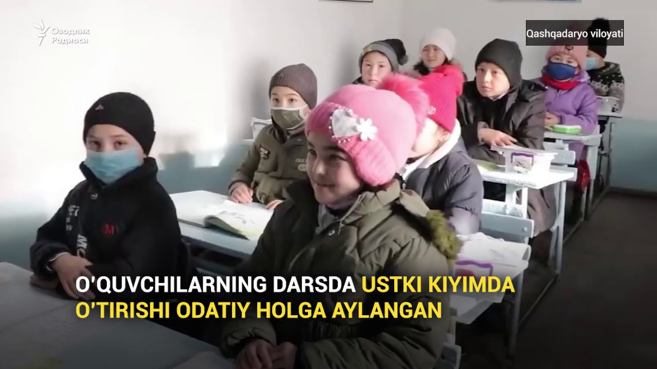 Чекка ҳудудларда жойлашган мактаб ўқувчилари дарсда устки кийимда ўтирибди