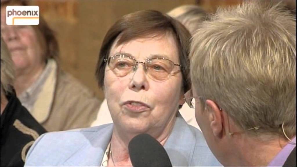 Zur Priesterin geweiht, dann rausgeworfen -- eine katholische Theologin berichtet bei Tacheles