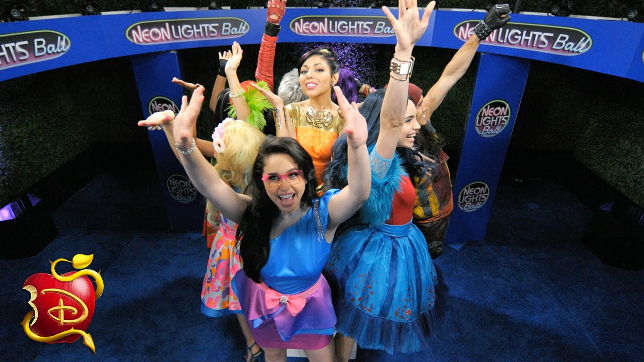 Mal | Jordan's Blue Carpet Minute | Descendants: Wicked World