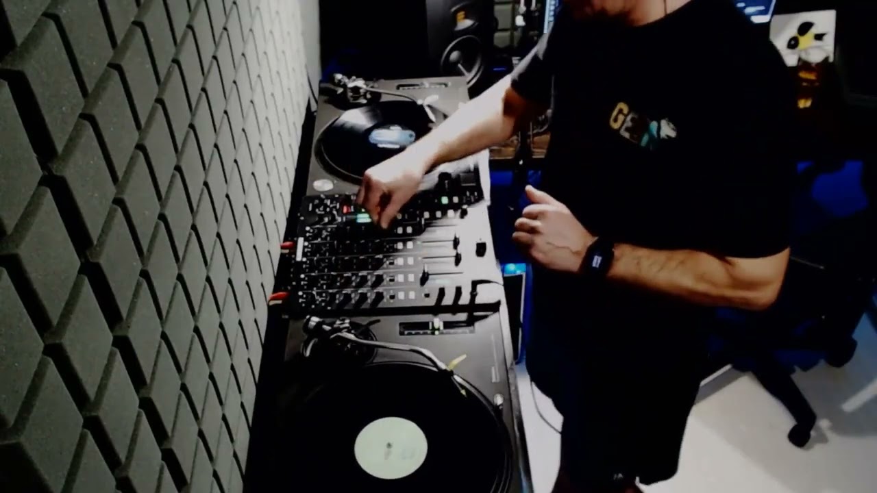 Трансляция в честь международного дня диджея ,сегодня будет House