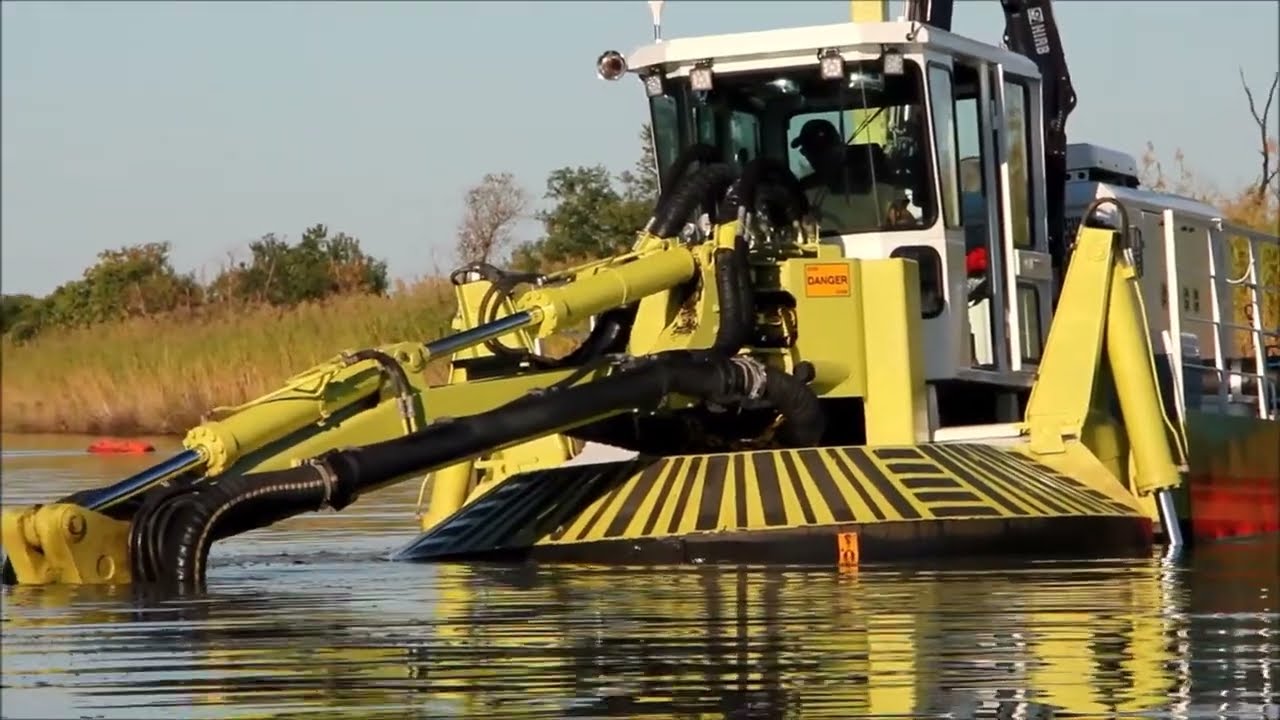 Amphibex in action for a marsh restoration dredging project