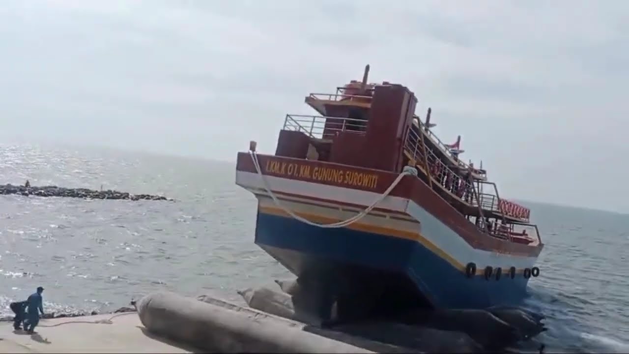 Ultah Al-Zaytun Ke-25 meluncurkan  kapal LKM K-01 KM  Gunung Surowiti di Pelabuhan Samudra Biru