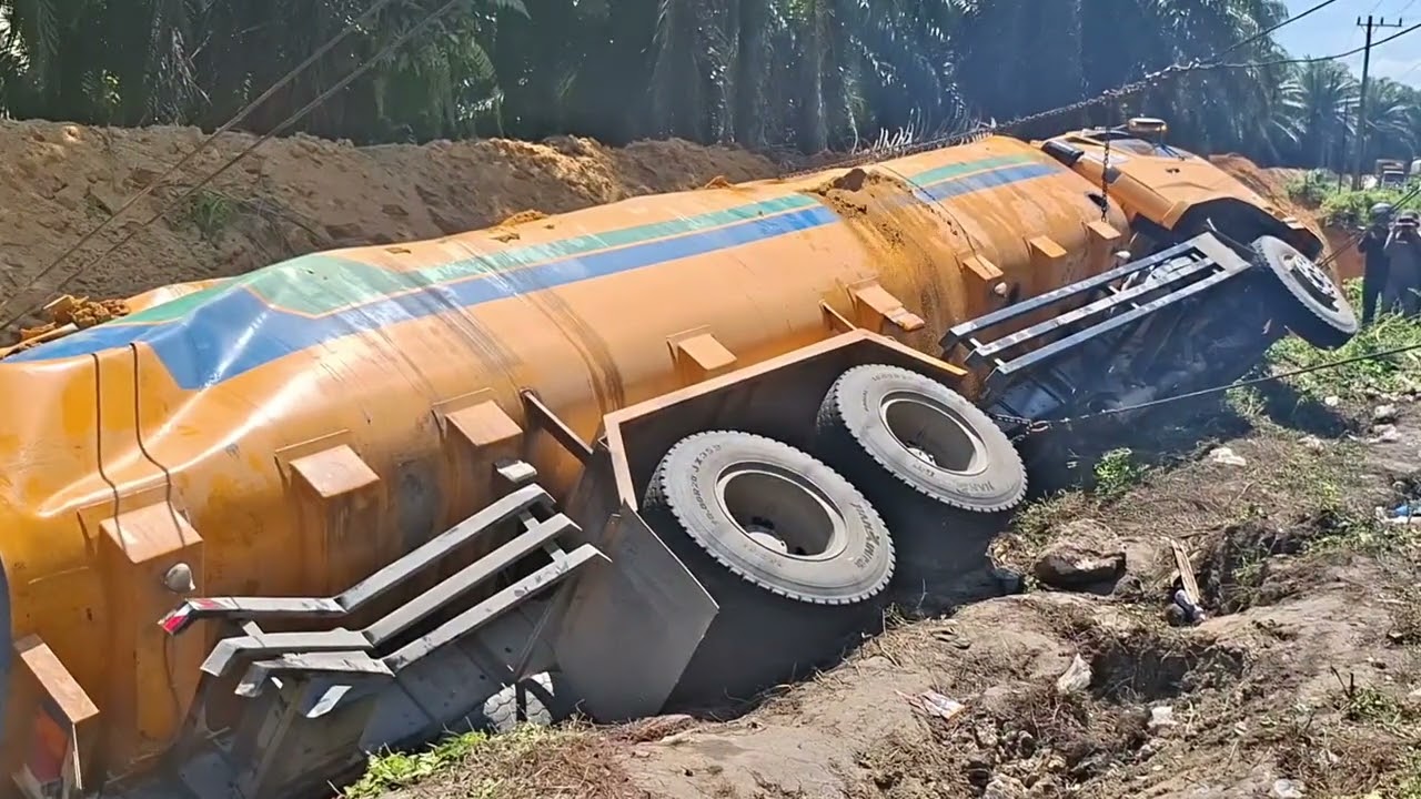 EVAKUASI-hari naas tiada yg tau demi menghindari darurat didepan setir akhirnya terguling 