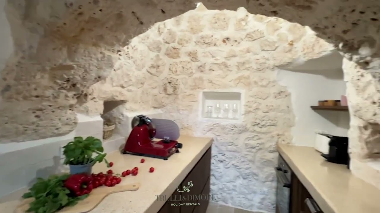 Trullo Titiro immerso nei vigneti in Puglia con cantina privata scavata nella pietra