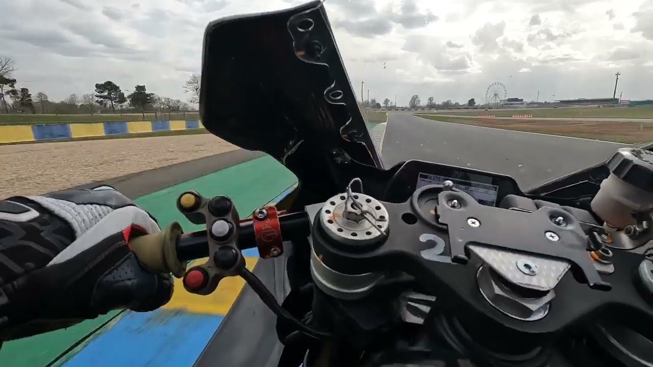Dans le casque d’un pilote sur le circuit des 24h du Mans #1 Dehaye Geoffroy