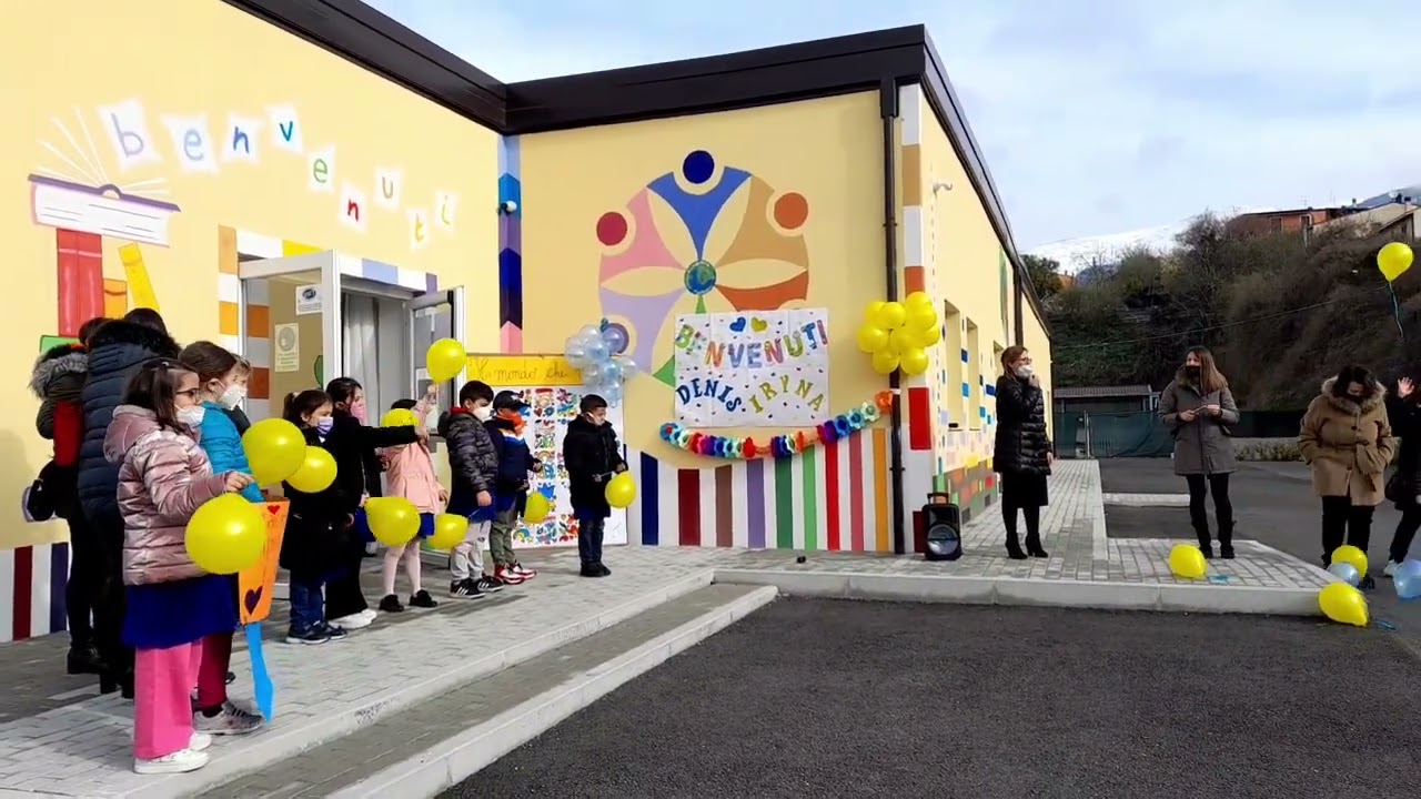 I bambini della Primaria di Cerchio accolgono Irina e Denis con palloncini e We Are The World