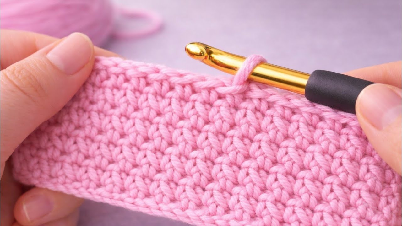 Этот узор, выполненный крючком, создает красивую текстуру пледа.