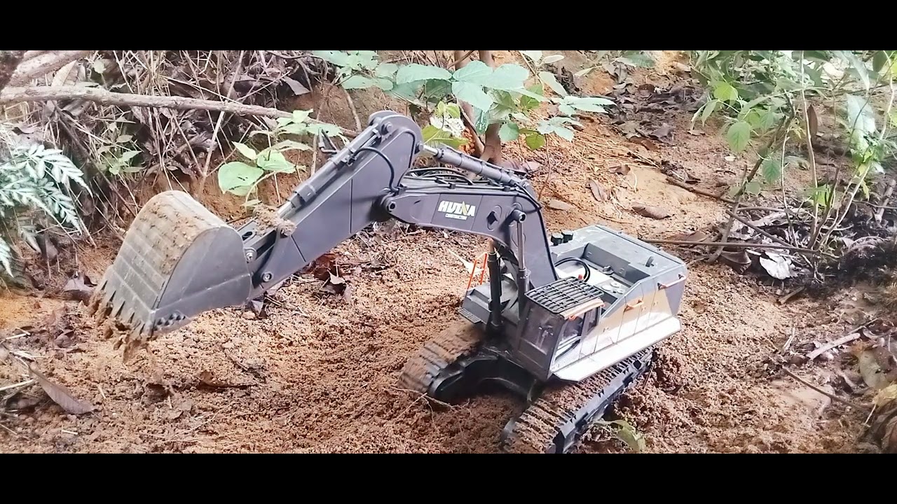 Limpando o terreno escavadeira huina 1592.