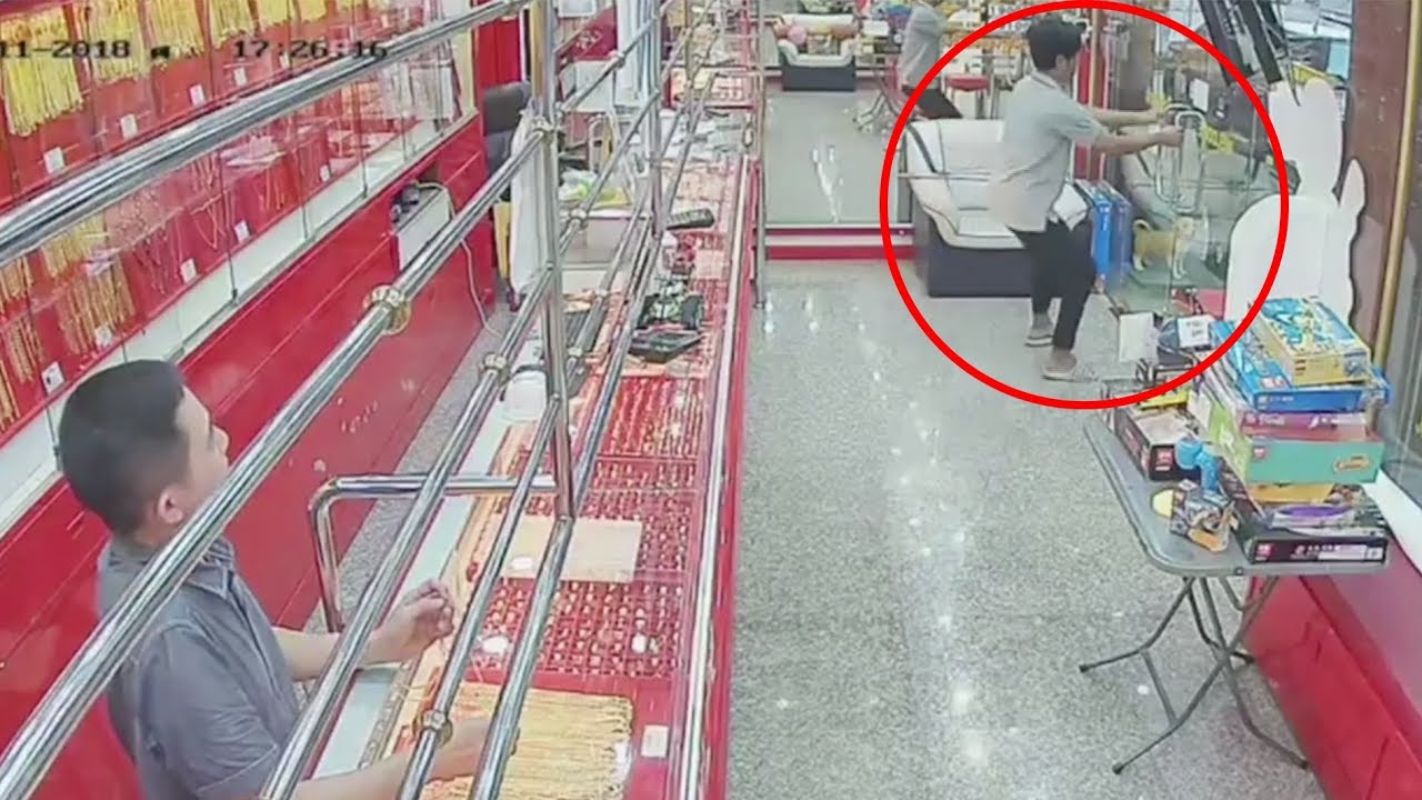 Bungling thief tries to flee gold shop only to be foiled by locked door