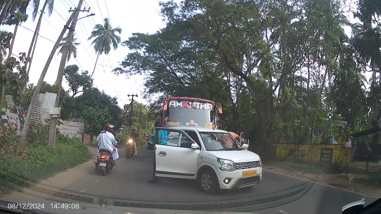 Road Rage Blocks Traffic in Koyilandy, Kozhikode | Real Highway Incident