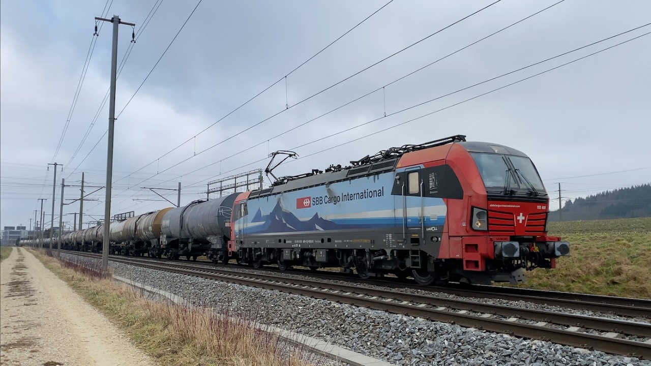 Trafic ferroviaire à Pieterlen (Ligne Biel/Bienne-Grenchen) + Flèche rouge