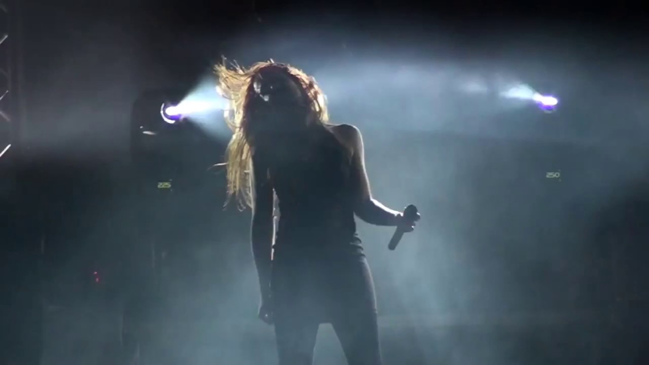 Simone Simons (Epica) headbanging on Unchain Utopia