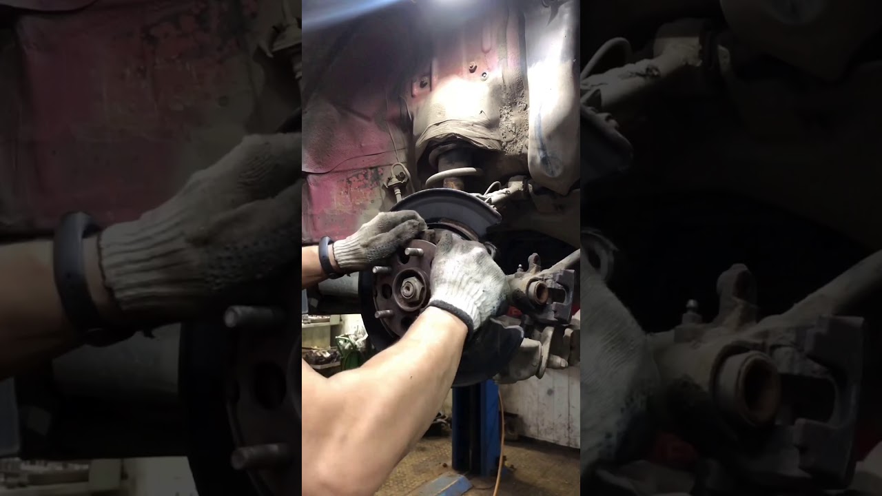 Замена задних тормозных дисков, колодок и обслуживание колодок ручника Honda CR-V 2008 г.