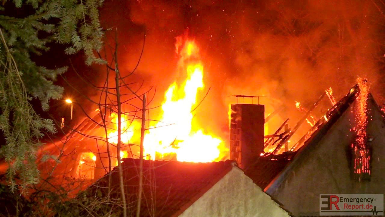 [FACHWERKHAUS AUSGEBRANNT] - Dachstuhl im Vollbrand | Brandbekämpfung | Feuerwehr Essen -
