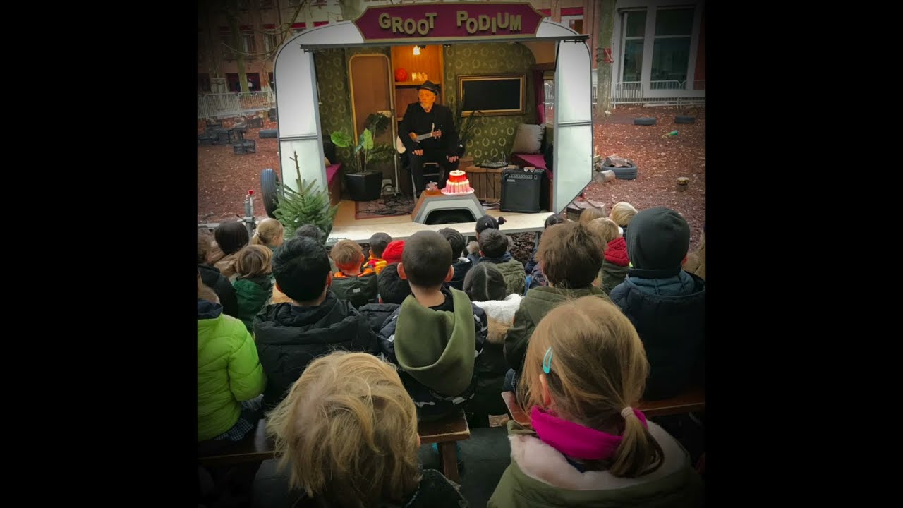 Lied: Kaka op de stoep geschreven en gespeeld door Bert Plagman