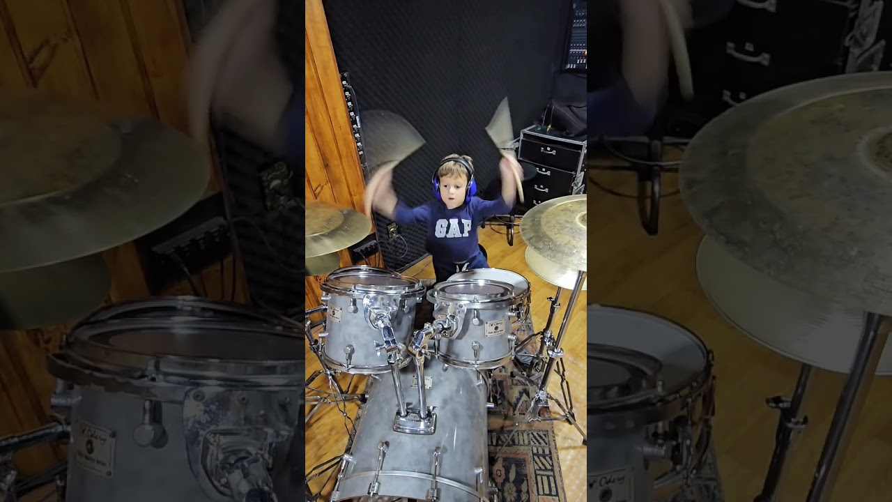 Aluno Gabriel 5 anos tocando "Acid Rain" 