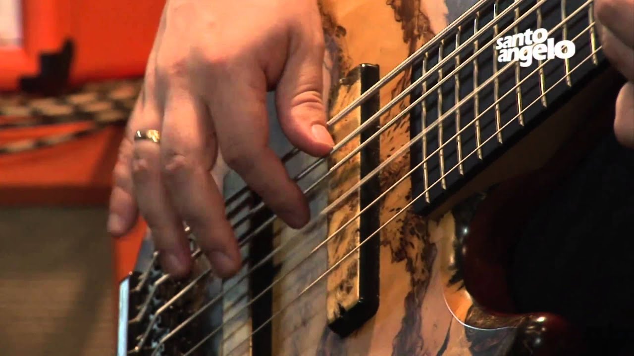 Felipe Andreoli no estande Expomusic Santo Angelo