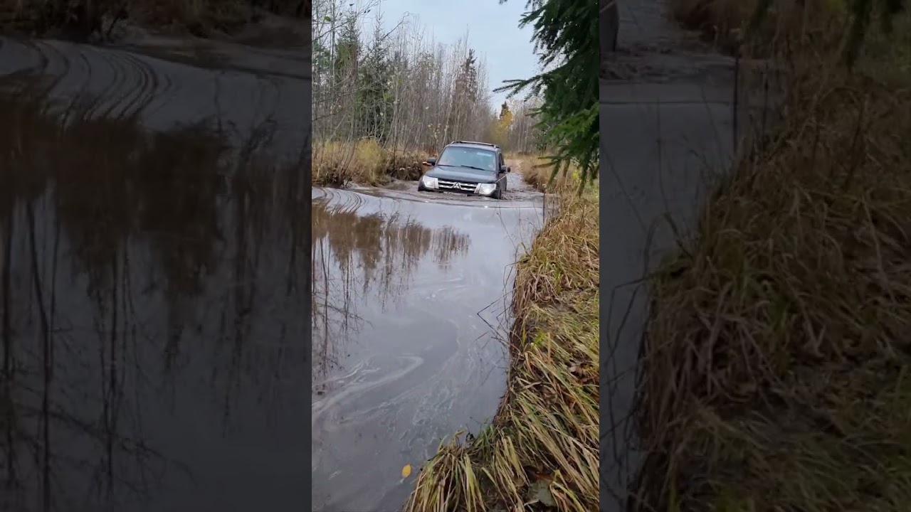 Паджеро 4, глубокая лужа..