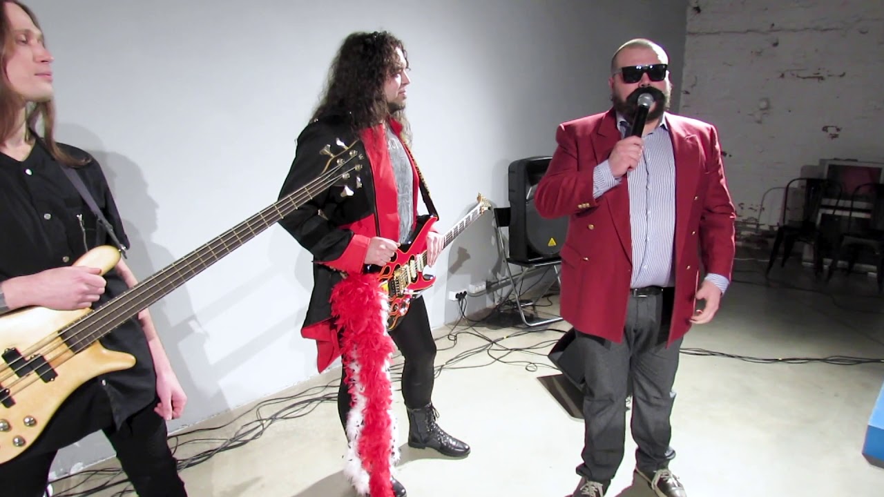 Anton Ginger Red NES Mania Backstage