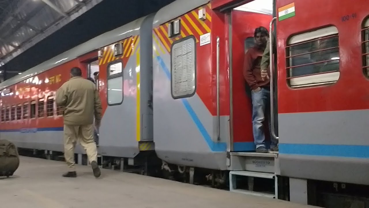 12418 New Delhi Allahabad Prayagraj Express Departing New Delhi Railway Station : Indian Railways