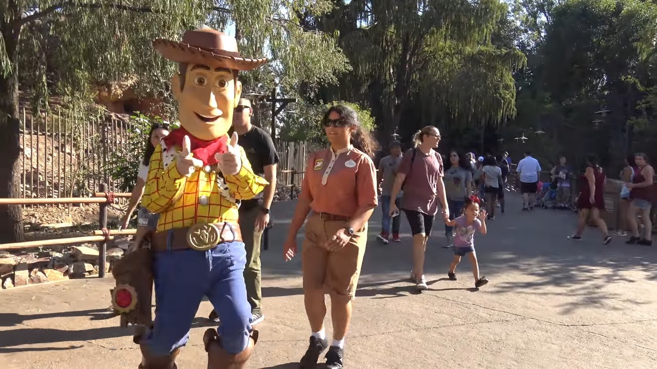 See The Happiest Place On Earth Like Never Before With This Walkthrough Of Disneyland!