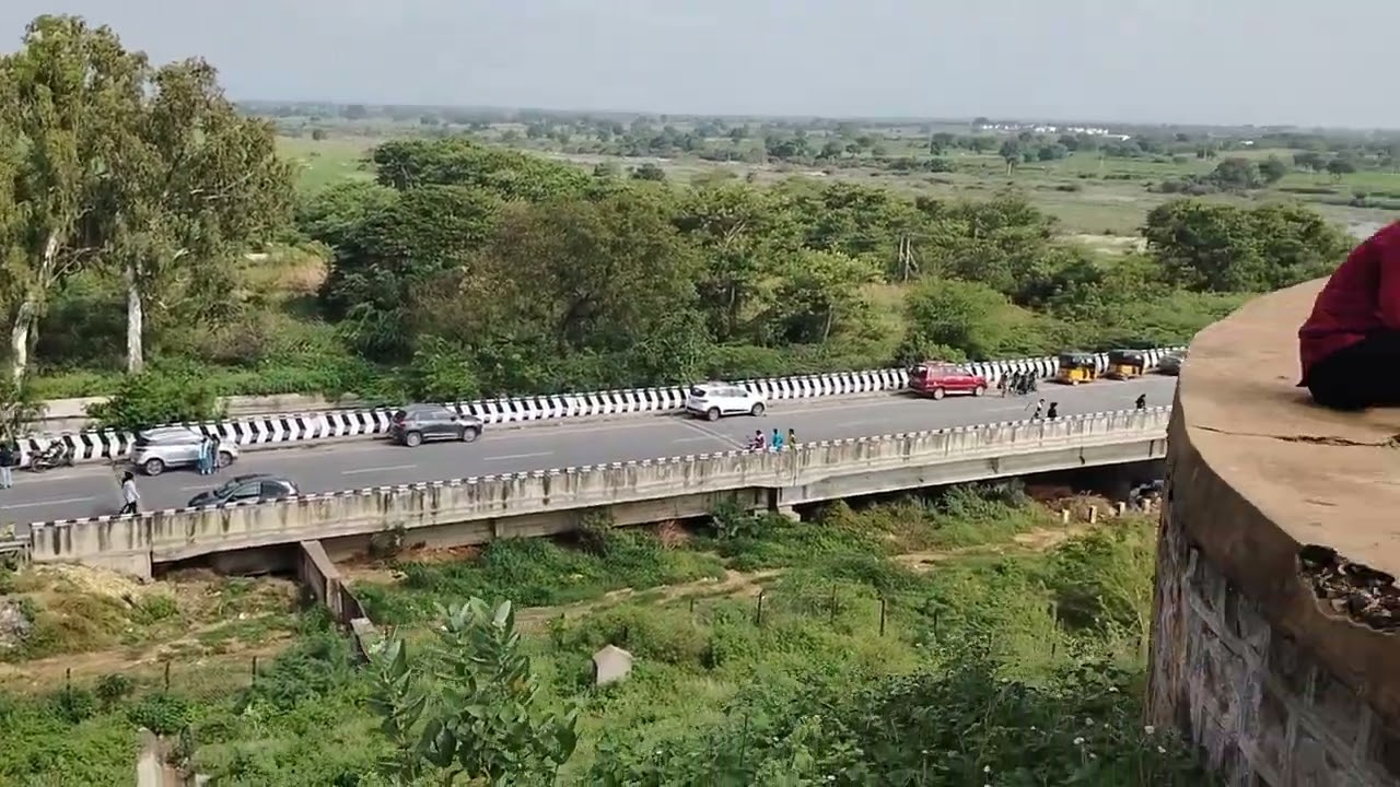 శ్రీశైలం వెళ్లే రూట్ లో దిండి అనే గ్రామంలో. అద్భుతమైన డ్యామ్