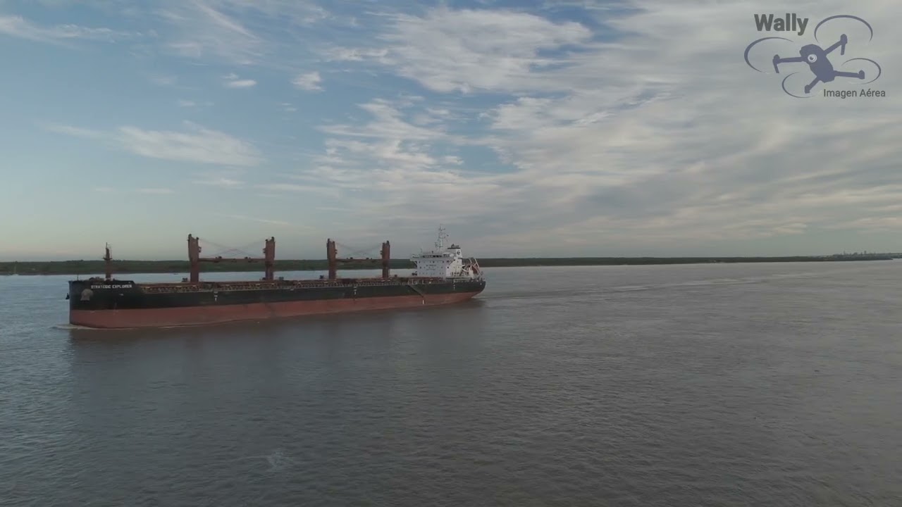 Buque navegando sobre el Río Paraná...