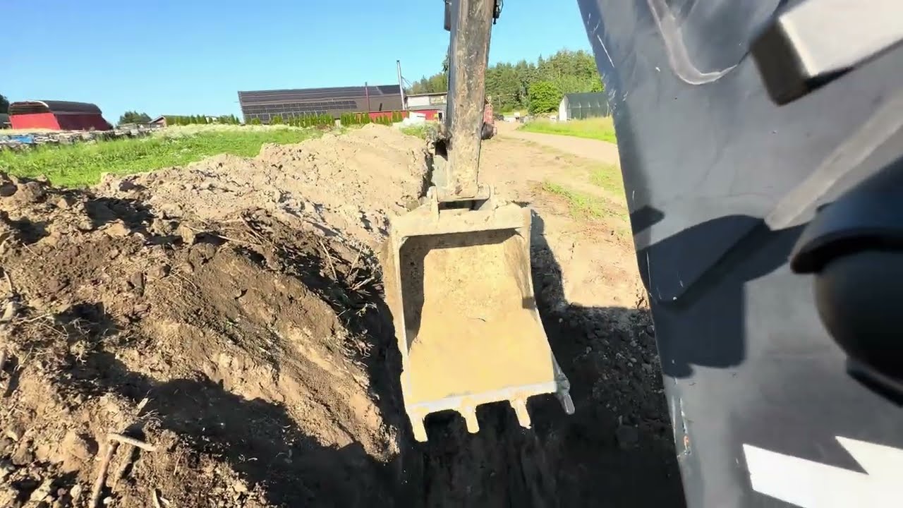 Tienreunaojan kaivuuta Valtra X-100 kaivurilla. Ulko kuva kulma tällä kertaa.