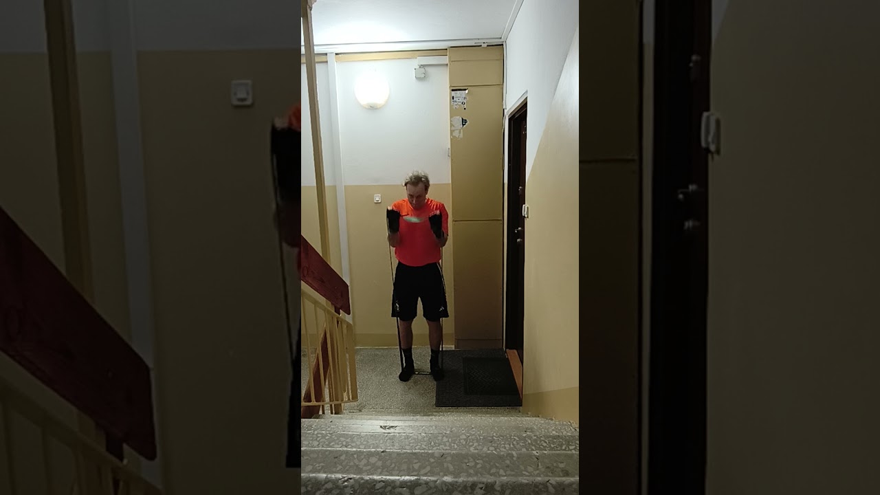uginanie ramion z zieloną gumą