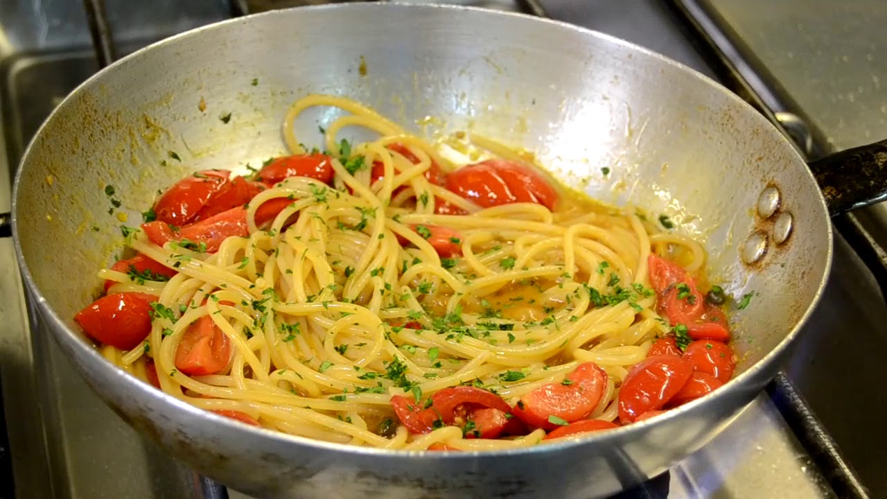 Spaghetti con alici, pomodorini e capperi
