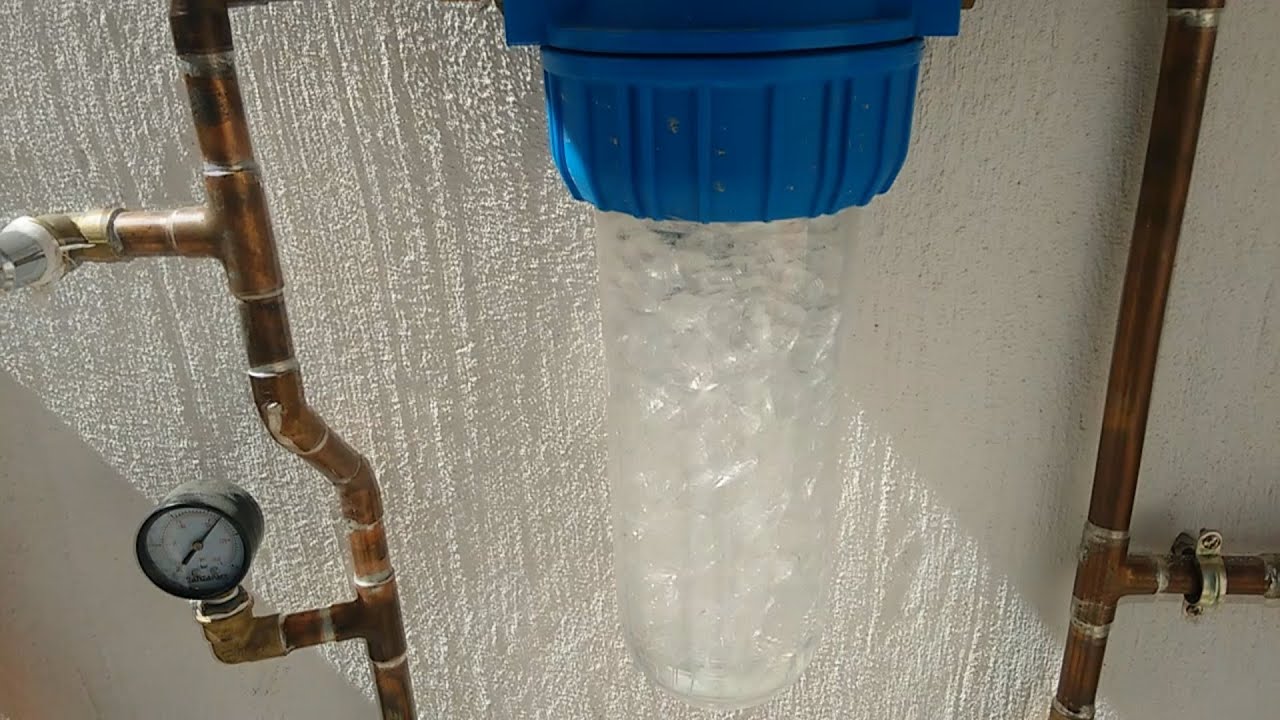 La cal del agua polifosfatos o  descalcificador.