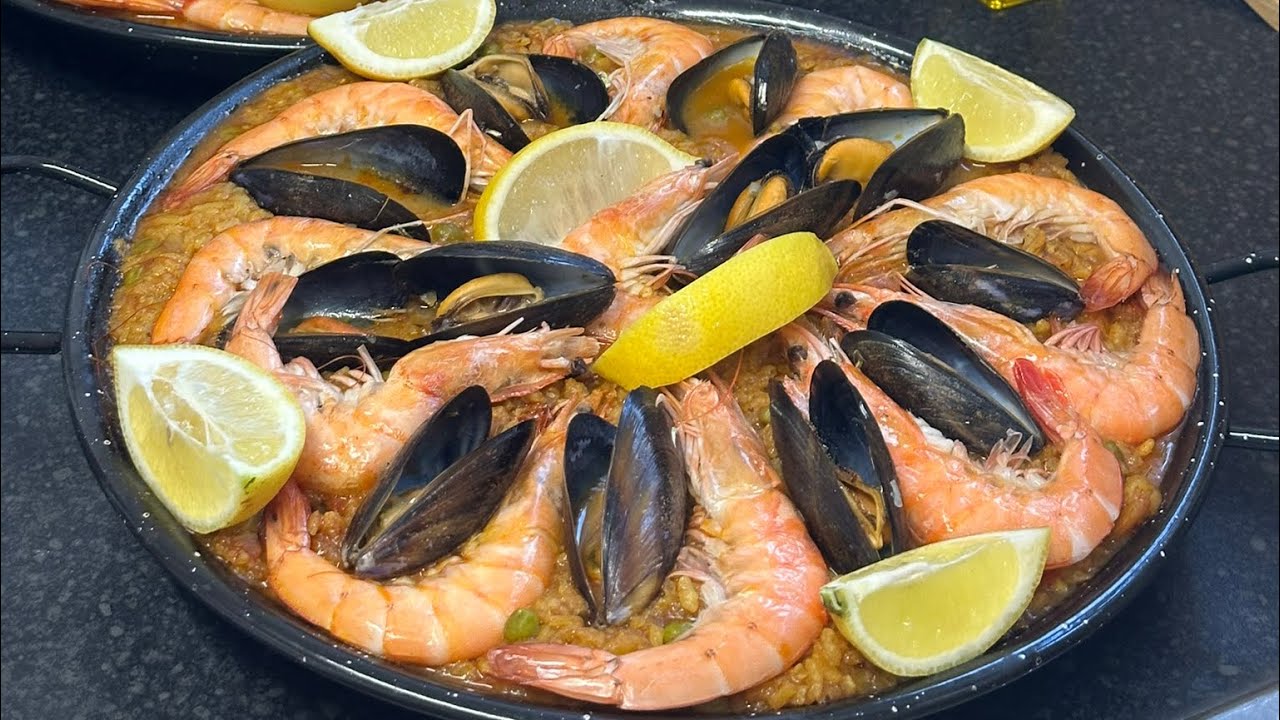 La paella بايلا بفواكه البحر تقطر بالبنة 