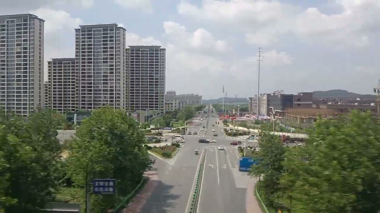 从上海启动要往广州方向高铁列车，在行驶当中的速度。