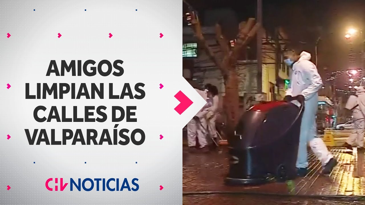 Amigos limpian las calles de Valparaíso gratis: Buscan cambiarle la cara al puerto