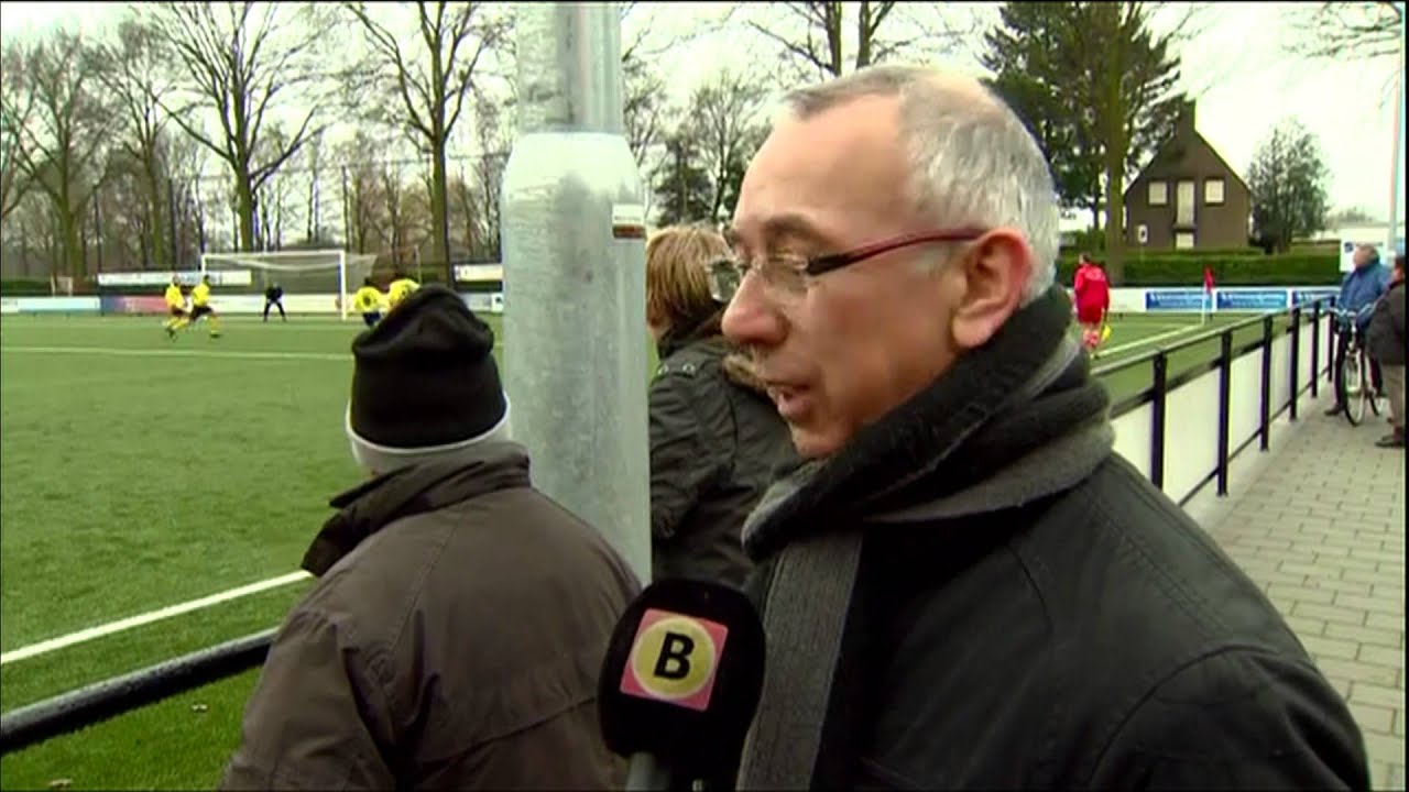 Asielzoekers Overloon voetballen tegen Volharding uit Vierlingsbeek