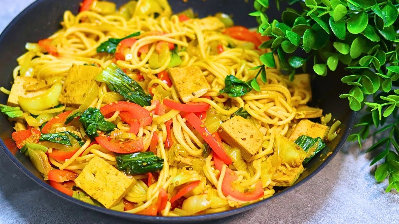 Gesundes Abendessen in 15 Min: Probieren Sie unsere köstliche Pak Choi Nudel-Pfanne mit Tofu, vegan