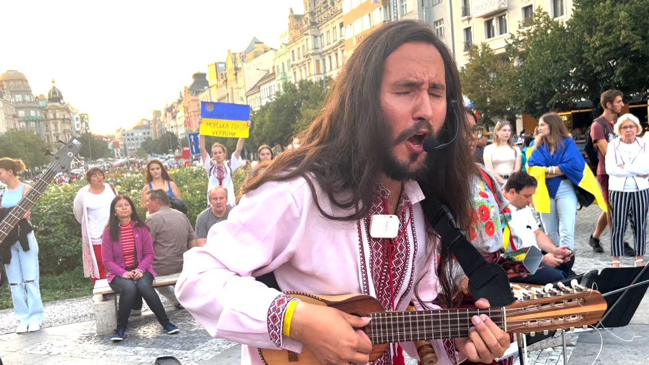 Лєнта за лєнтою набої подавай! Колумбійський гурт Los iankovers виконує пісню УПА у Празі
