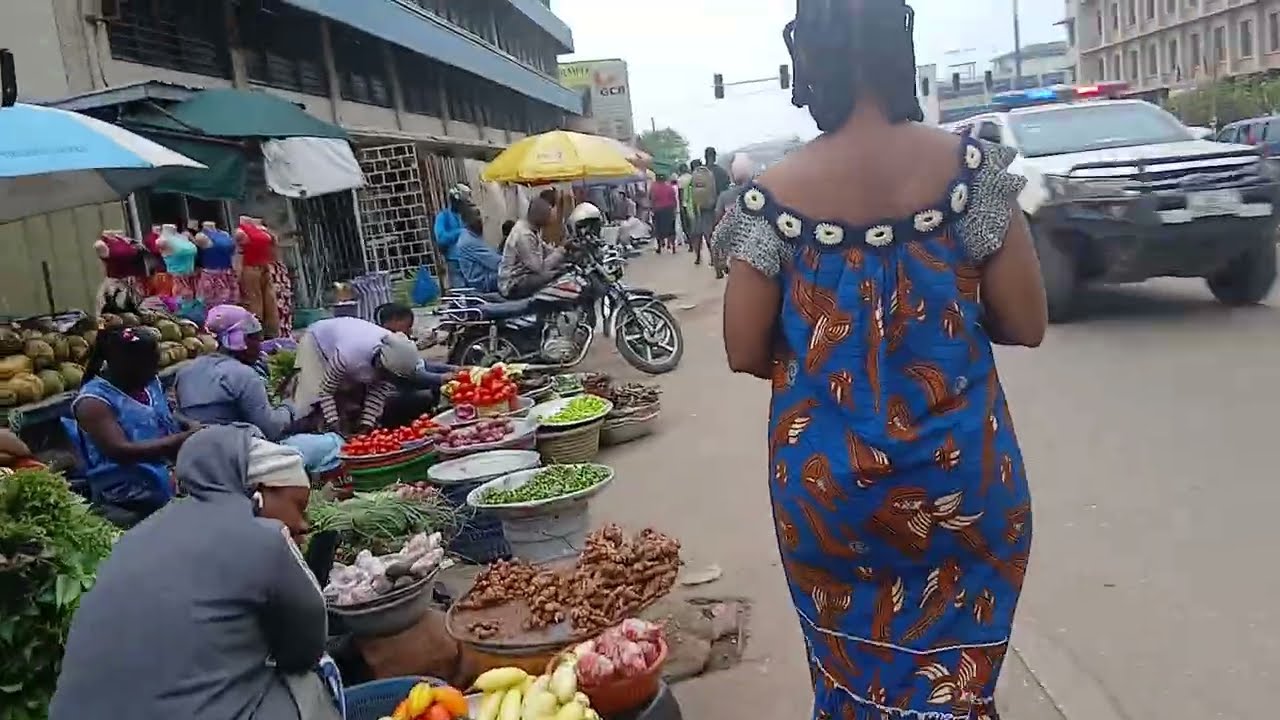 Shopping on a street market in accra ghana 🇬🇭 along Kantamanto 