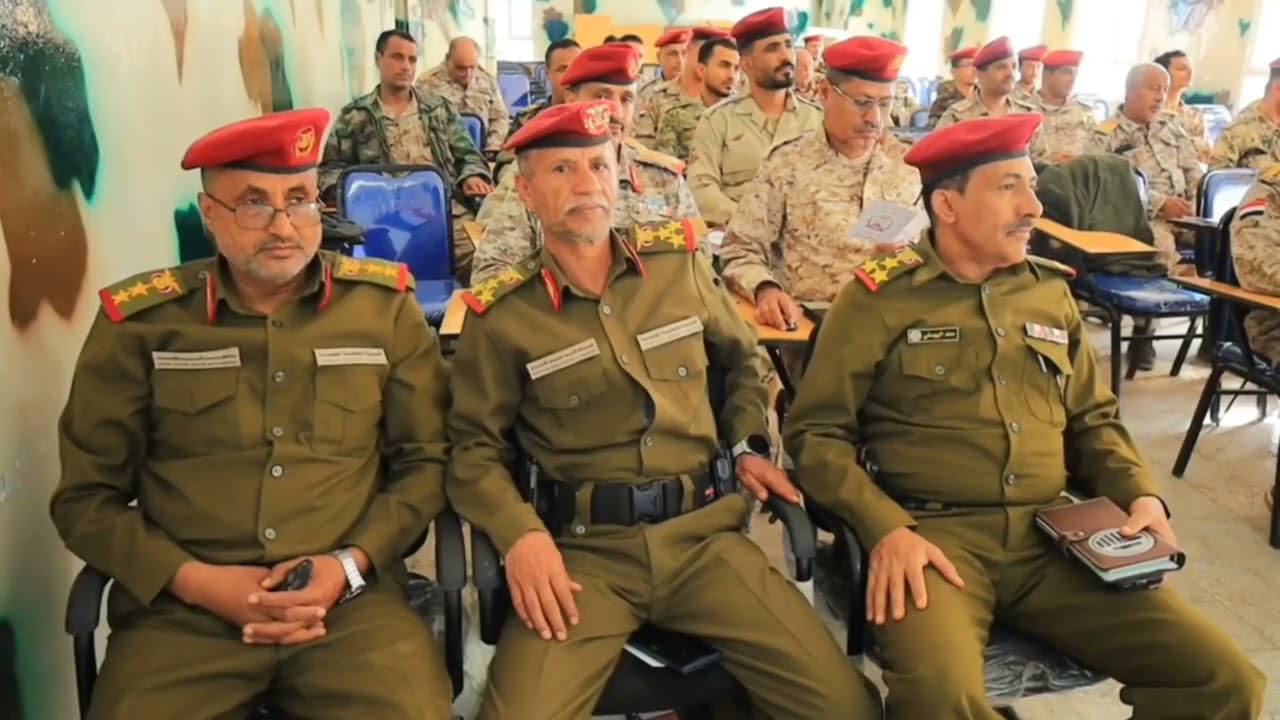 قائد محور تعز يدشن الدورة الأولى قادة ألوية بمعهد الشهيد الحمادي لتأهيل القادة