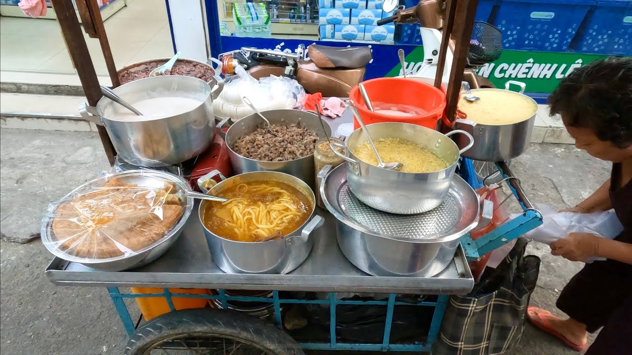 Vietnamese Street Food | Black bean porridge and Local Sweet Gruel