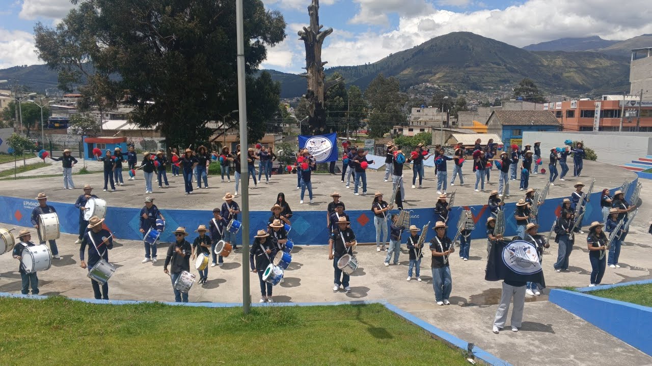 Grupo Diversidades 🔵🟤⚪⚫ Banda Ritmica, Bastoneras y chicos Bastos Quito - Ecuador 