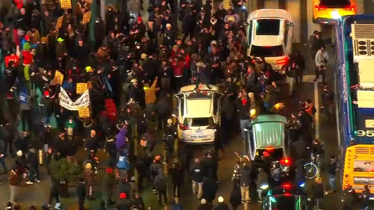 Protestors surround NYPD vehicle amid release of Tyre Nichols video