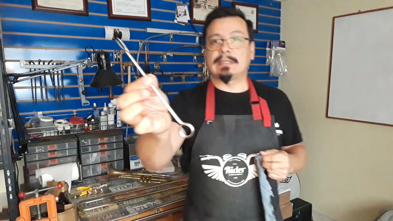 Como usar baquetas de limpieza de tubos de instrumentos de viento y varas de trombon