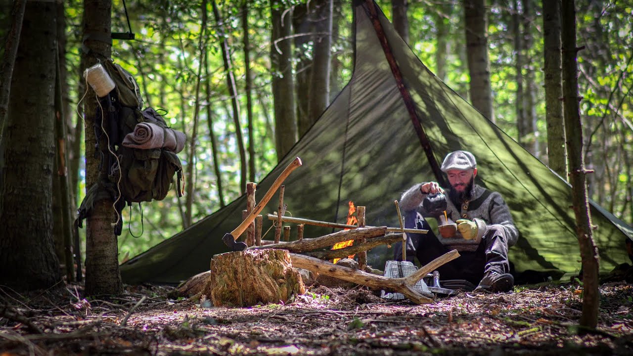 Bivouac et construction d'un camp bushcraft Ep01 (cuisine au feu de bois, construction d'une cabane)