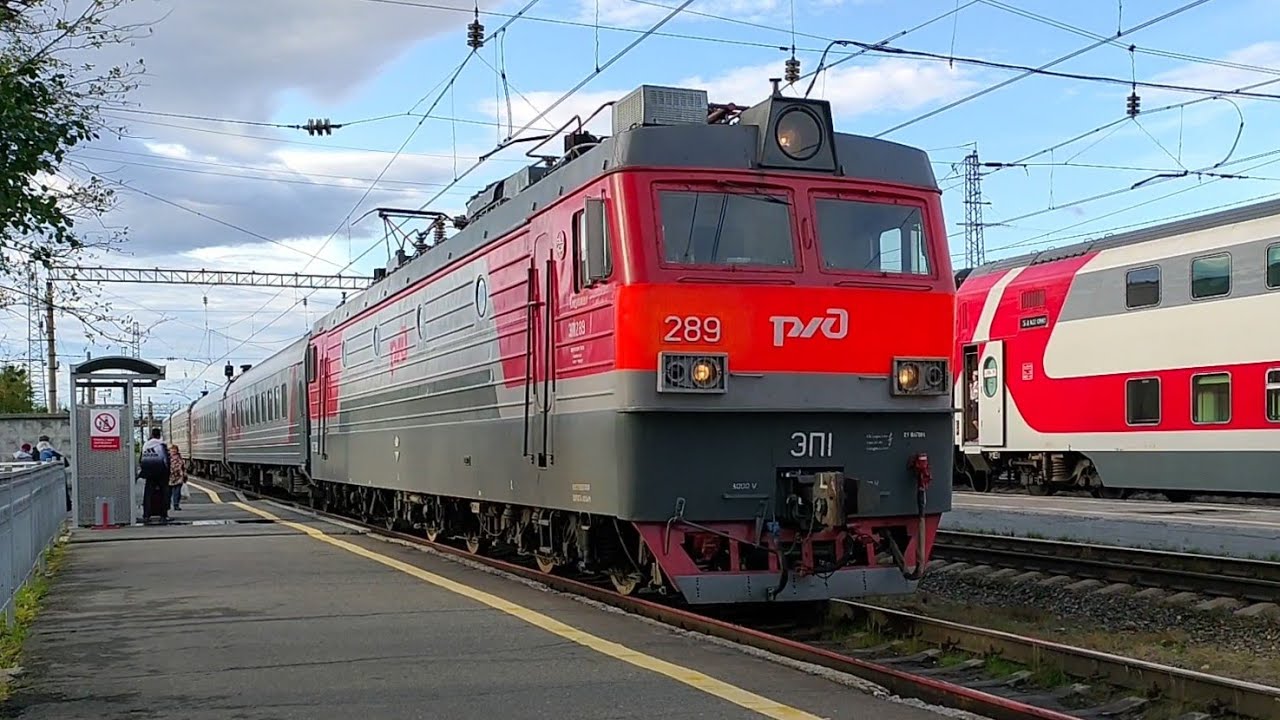 Электровоз ЭП1-289, прибывает с поездом №285, сообщением Мурманск-Новороссийск.