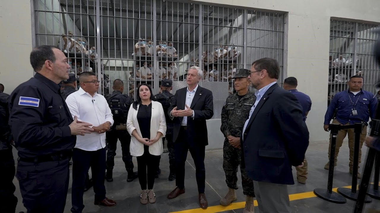 Kast pide a Bukele “colaboración” tras recorrer megacárcel para pandilleros | AFP