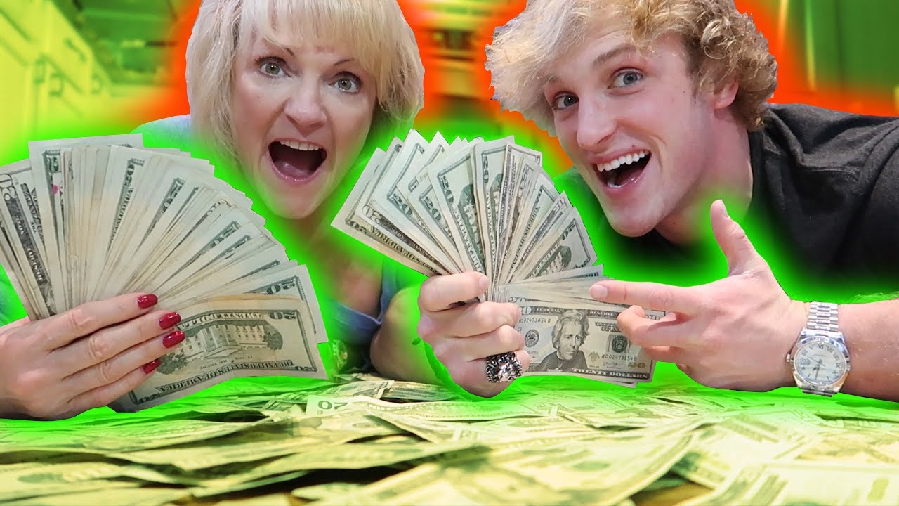 I GAVE MY MOM $10,000 CASH FOR CHRISTMAS!